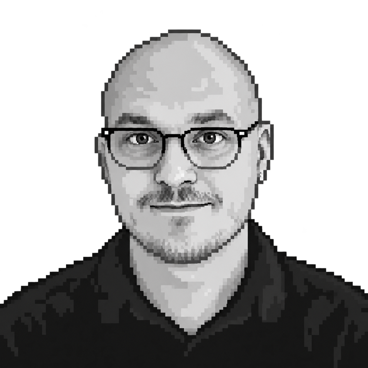 Portrait de Kevin Tomczak en noir et blanc, style pixel art